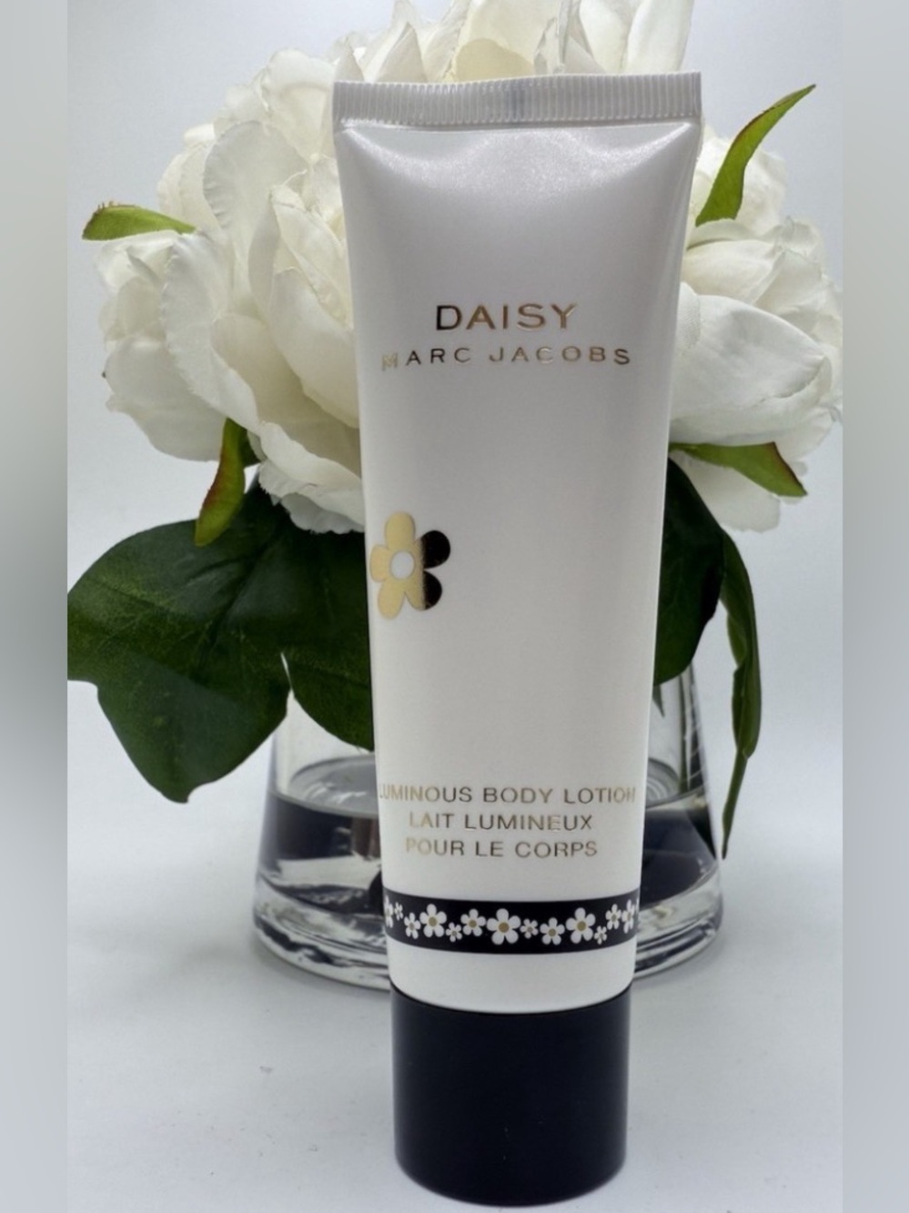 Marc Jacobs Daisy Luminous Body Lotion - White, Gold, Black